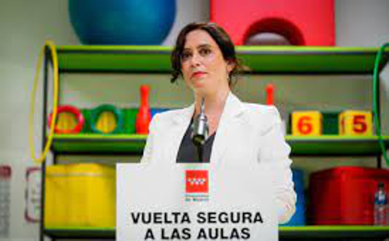 Ayuso reduce al mínimo los contenidos ideológicos de los libros de texto