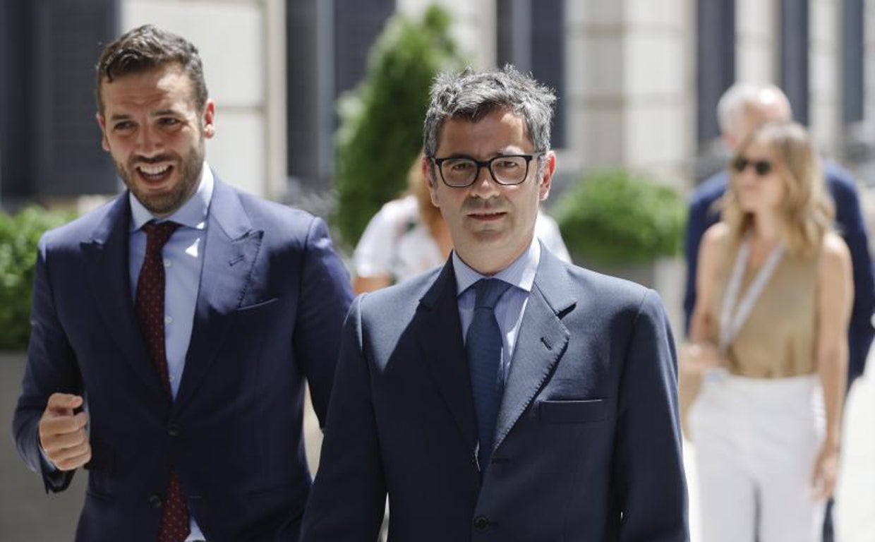 El ministro de la Presidencia, Relaciones con las Cortes y Memoria Democrática, Félix Bolaños (c), a su llegada al debate sobre el estado de la nación