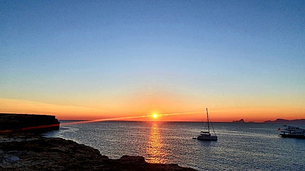 Imagen de una puesta de sol tomada desde la cala Saona de Formentera