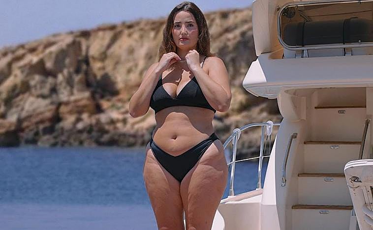 En su último #MarinaImitandoXL en un barco en bikini