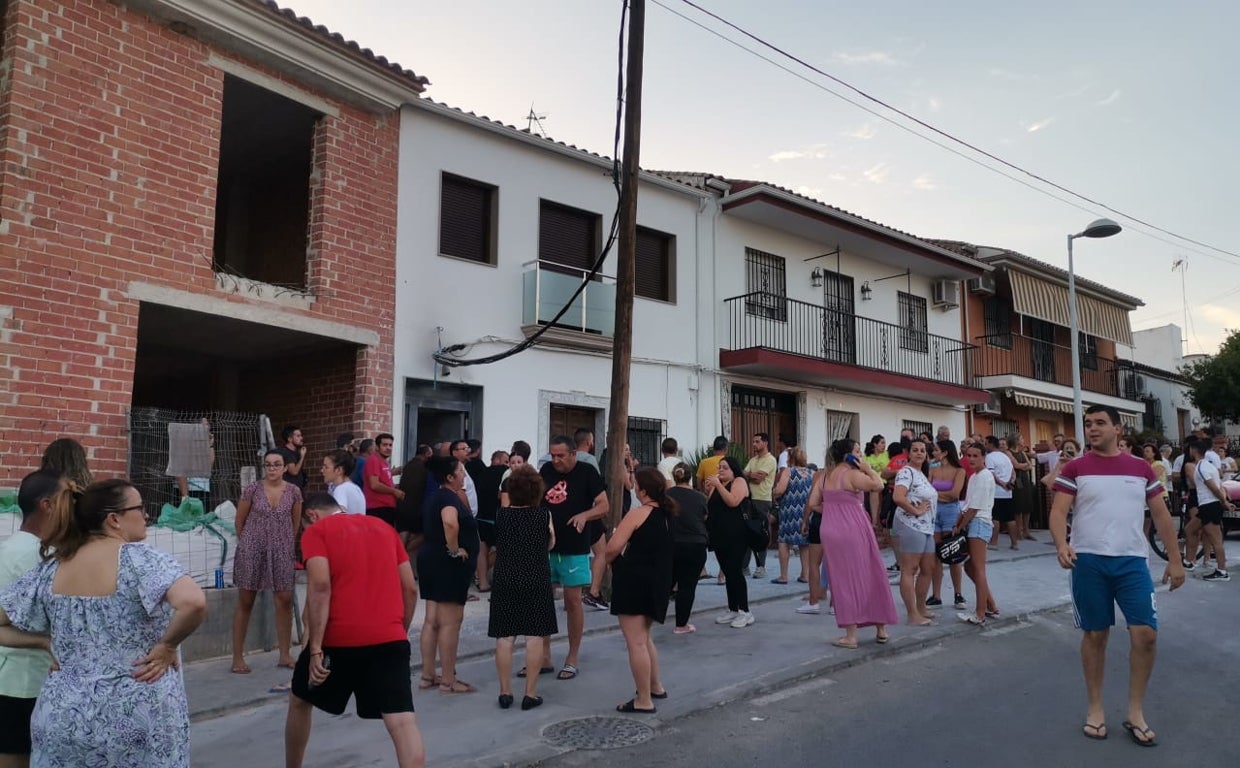 Vecinos de Santa Cruz en la puerta de la vivienda okupada