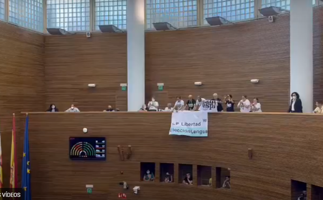 Representantes de Hablamos Español, en las Cortes Valencianas