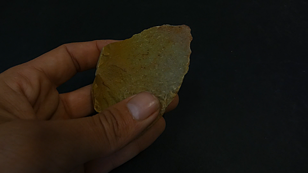 Una de las piezas líticas extraídas en las excavaciones del yacimiento de El Pino