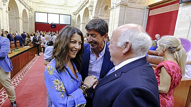 LAS FOTOS QUE NO OCULTAN LAS TENSIONES EN LOS GRUPOS PARLAMENTARIOS DE ANDALUCÍA