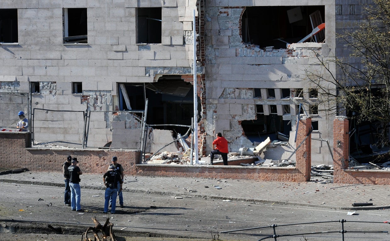 Imagen de la comisaría de Ondarroa tras el atentado de ETA en 2008
