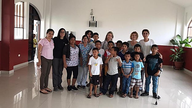 Niños y participantes en la misión de Picota