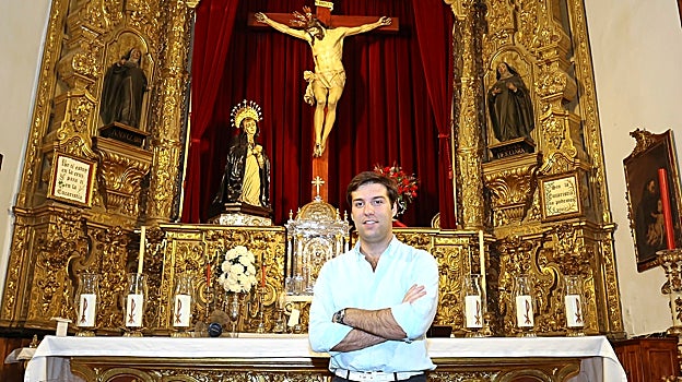 Carlos Pérez, ante sus sagrados titulares en la iglesia de San Francisco