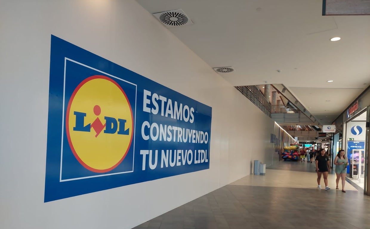 Cartel colocado en el futuro solar que ocupará Lidl en Luz del Tajo