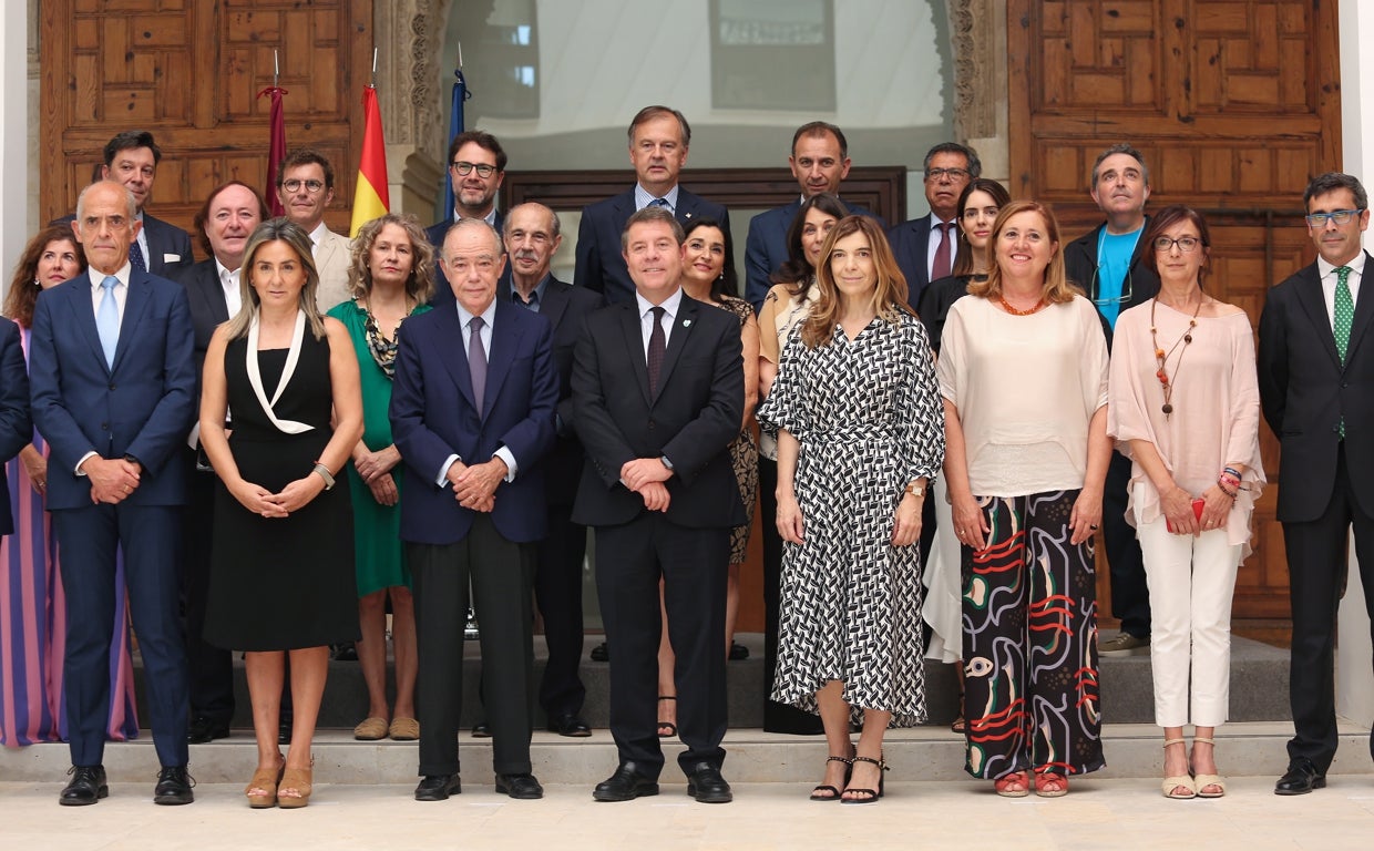 Foto de familia de todos los asistentes a la reunión del Patronato de la Real Fundación de Toledo