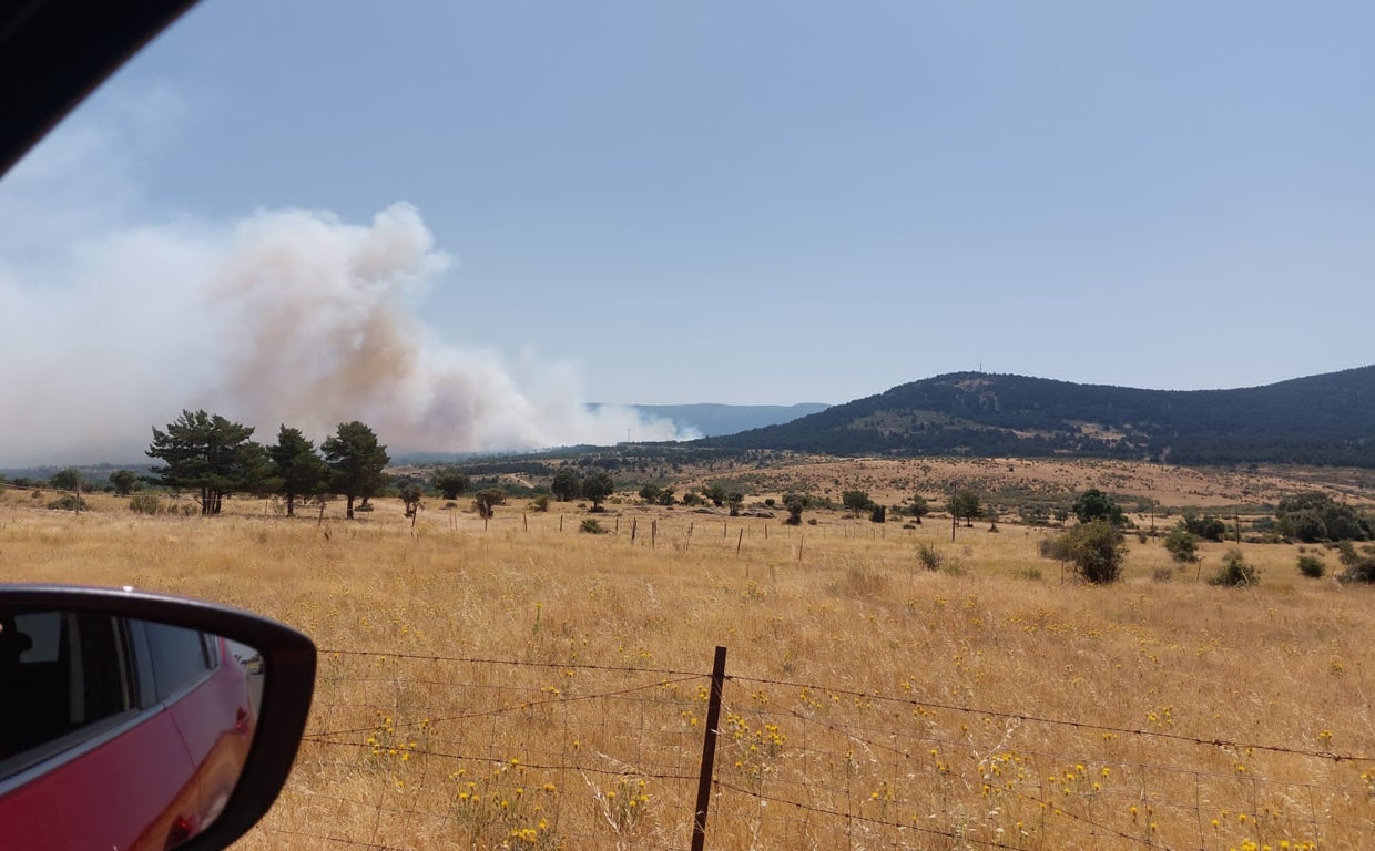 El viento evita que las llamas vayan hacia la sierra en Navafría