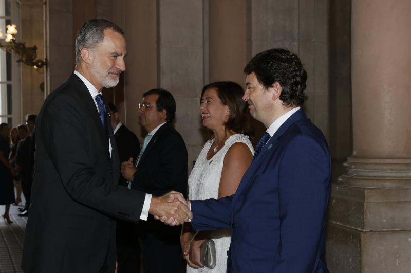 El Rey saluda a Alfonso Fernández Mañueco, presidente de la Junta de Castilla y León. 