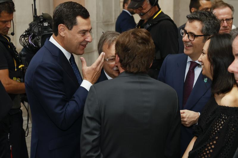 El presidente de Andalucía, Juanma Moreno conversa con el ministro de Presidencia, Félix Bolaños, el Alcalde de Madrid, José Luis Martínez Almeida y la delegada del Gobierno en Madrid, Mercedes Fernández. 
