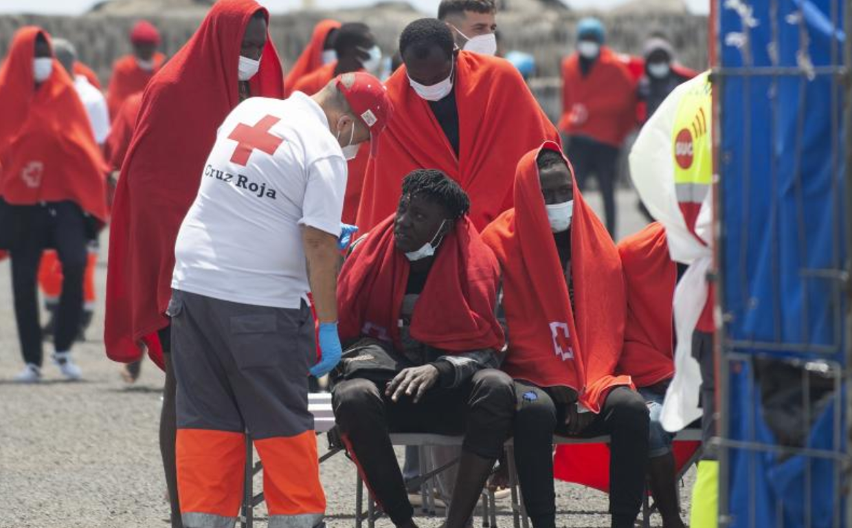 Llegada al puerto en Arrecife de una de las últimas pateras rescatadas, en la que viajaban 55 personas