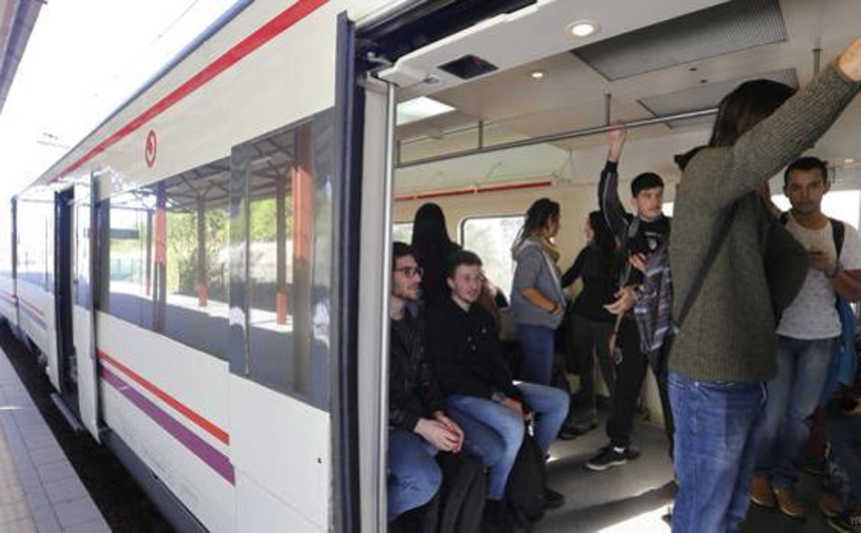 Pasajeros en un tren de Cercanías