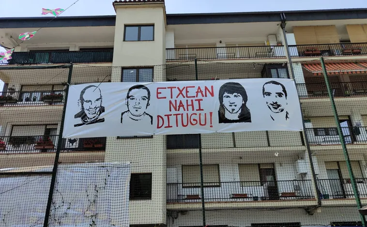 Una escuela vasca luce una pancarta a favor de etarras que asesinaron a siete personas
