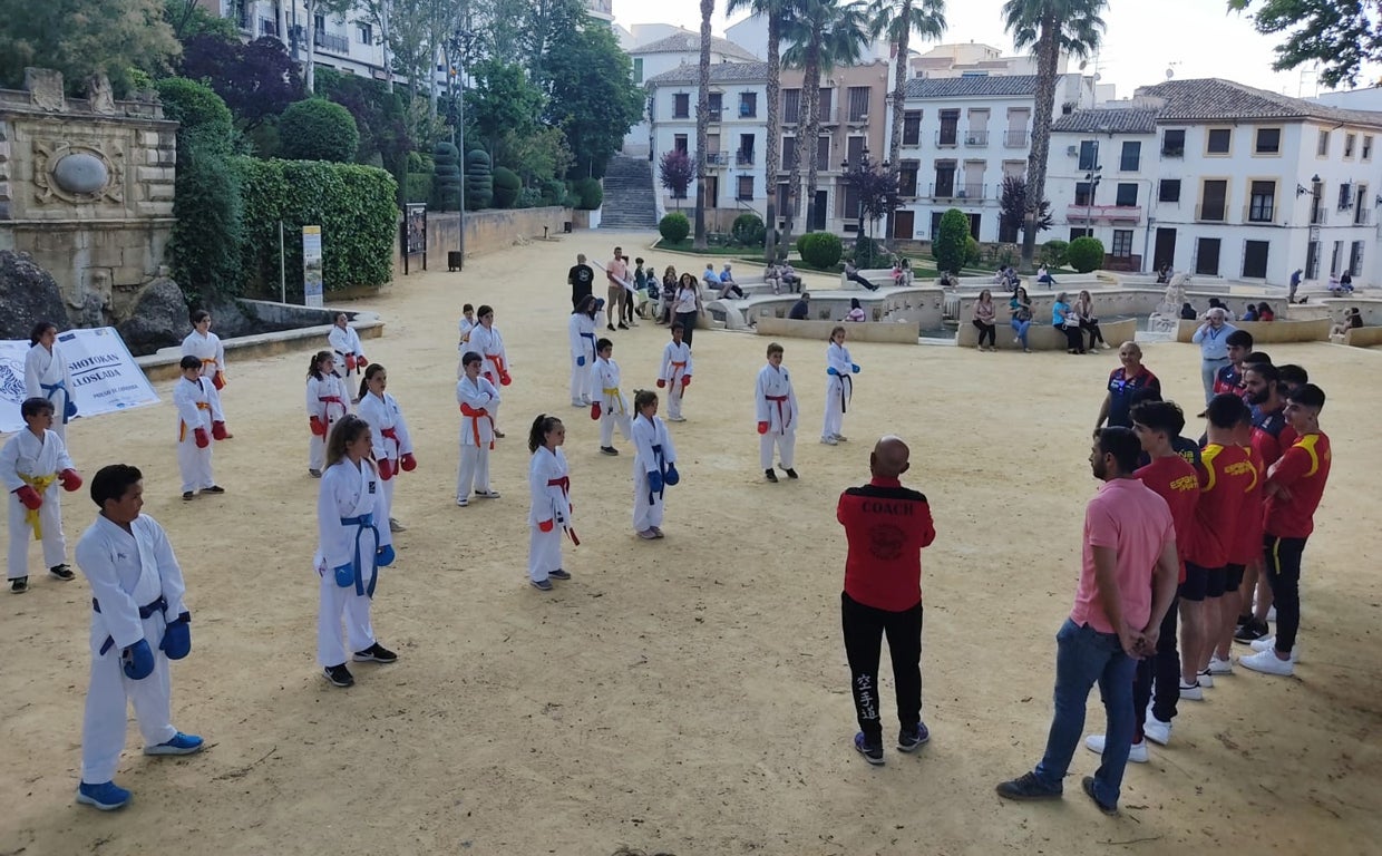 Los alumnos del CD Shotokan Villoslada de Priego de Córdoba realizan una exhibición al aire libre