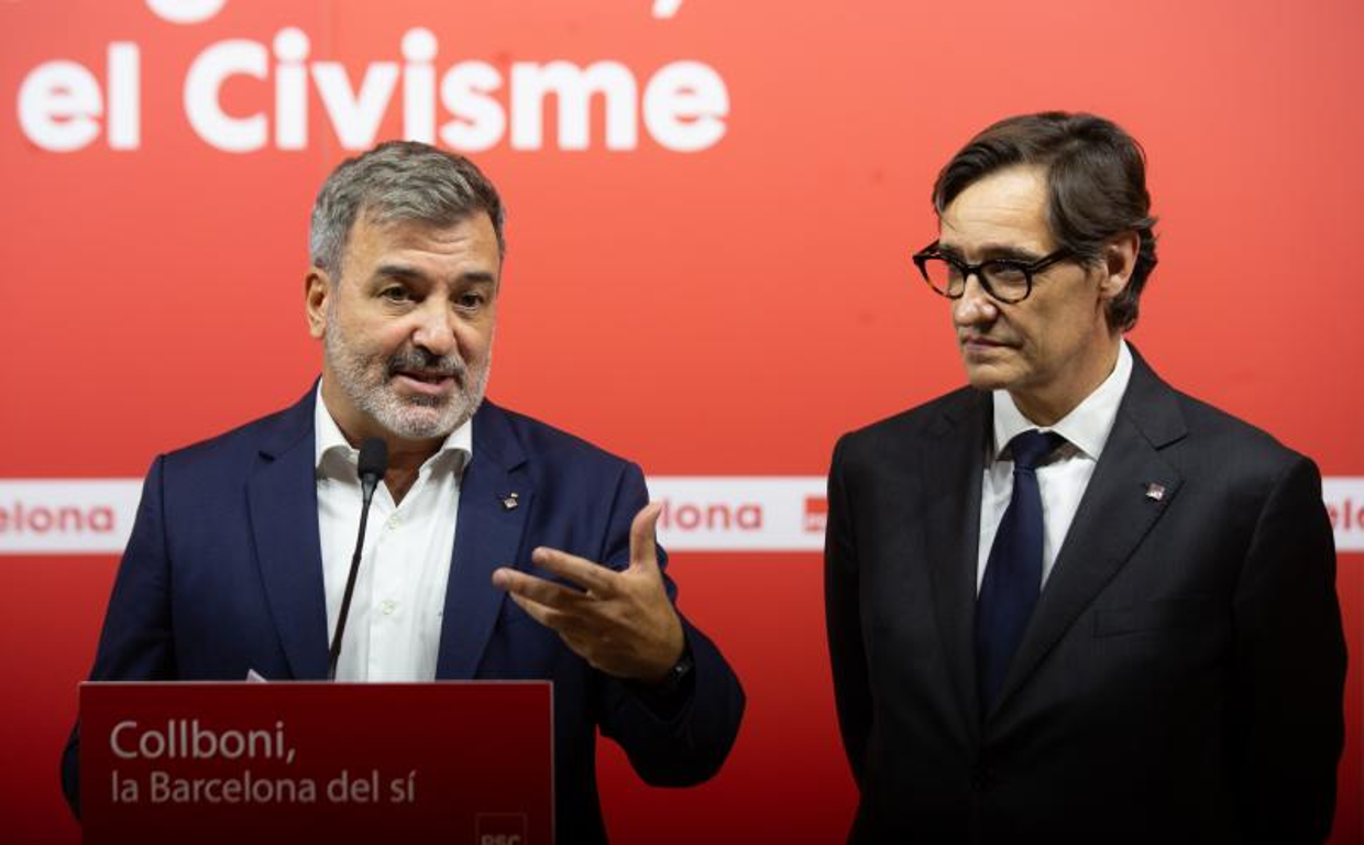 Jaume Collboni, con el primer secretario del PSC, Salvador Illa, en un acto del partido celebrado este viernes