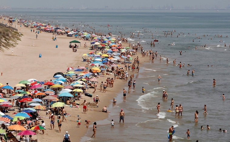 El verano aviva la lucha contra la «guerra de sombrillas» en las playas con multas de 750 euros