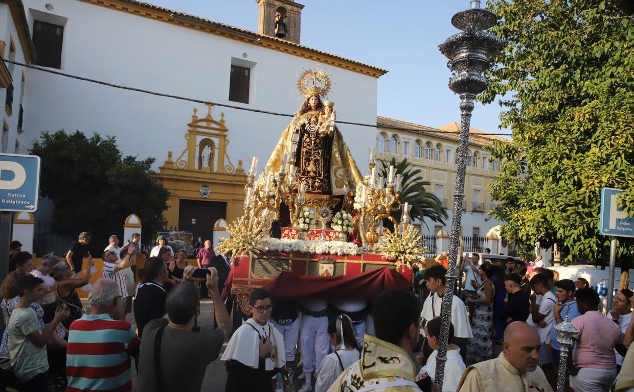 La Virgen del Carmen, en su paso, a la salida de su parroquia de Puerta Nueva