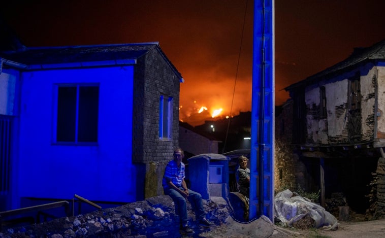 Cinco poblaciones gallegas, en alerta por la cercanía del fuego a las casas