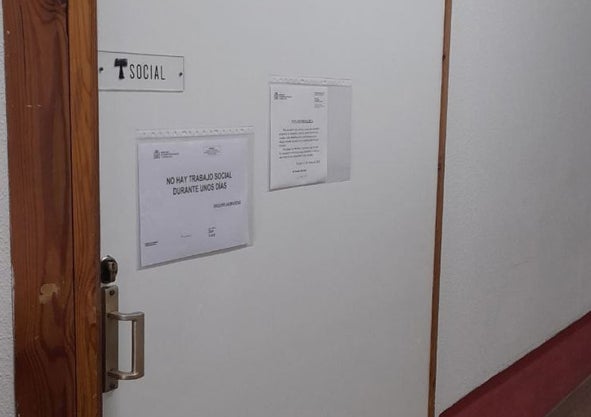 Imagen secundaria 1 - Instantáneas de las obsoletas instalaciones del CAMF ferrolano. Un ascensor no funciona, un banco del parque acumula décadas a sus espaldas y si se busca a la trabajadora social, «no hay durante unos días»