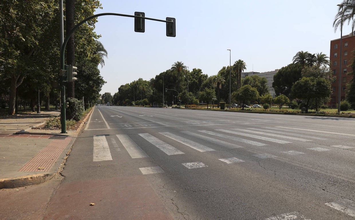 Una avenida vacía en Córdoba capital en las horas centrales del día