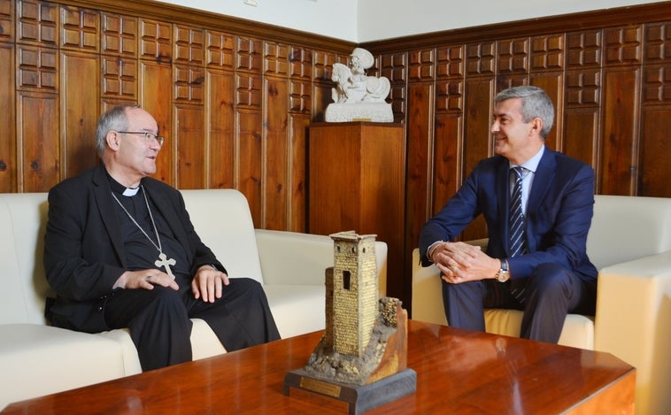 El arzobispo repasa con el presidente de la Diputación el  estado de conservación de los edificios religiosos