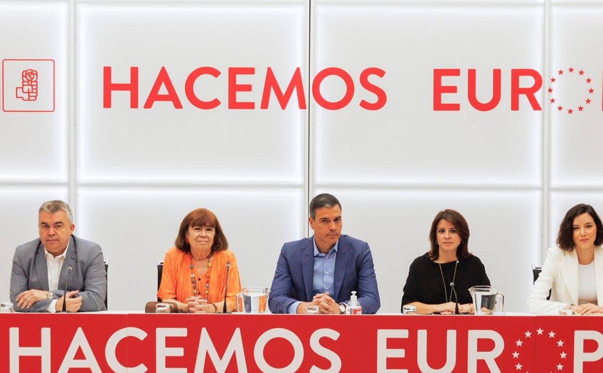 Santos Cerdán, Cristina Narbona, Pedro Sánchez, Adriana Lastra y Andrea Fernández, en la última ejecutiva del PSOE