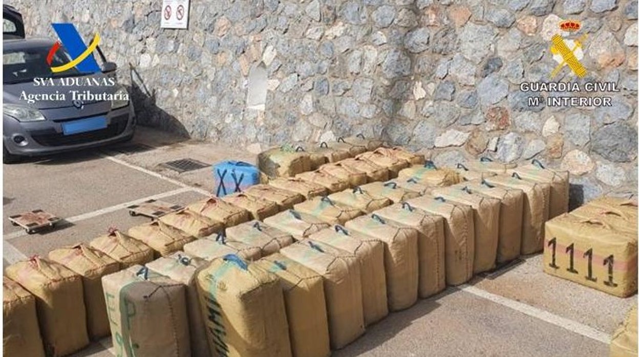 Dos detenidos en Granada cuando descargaban 1.700 kilos de hachís de un yate