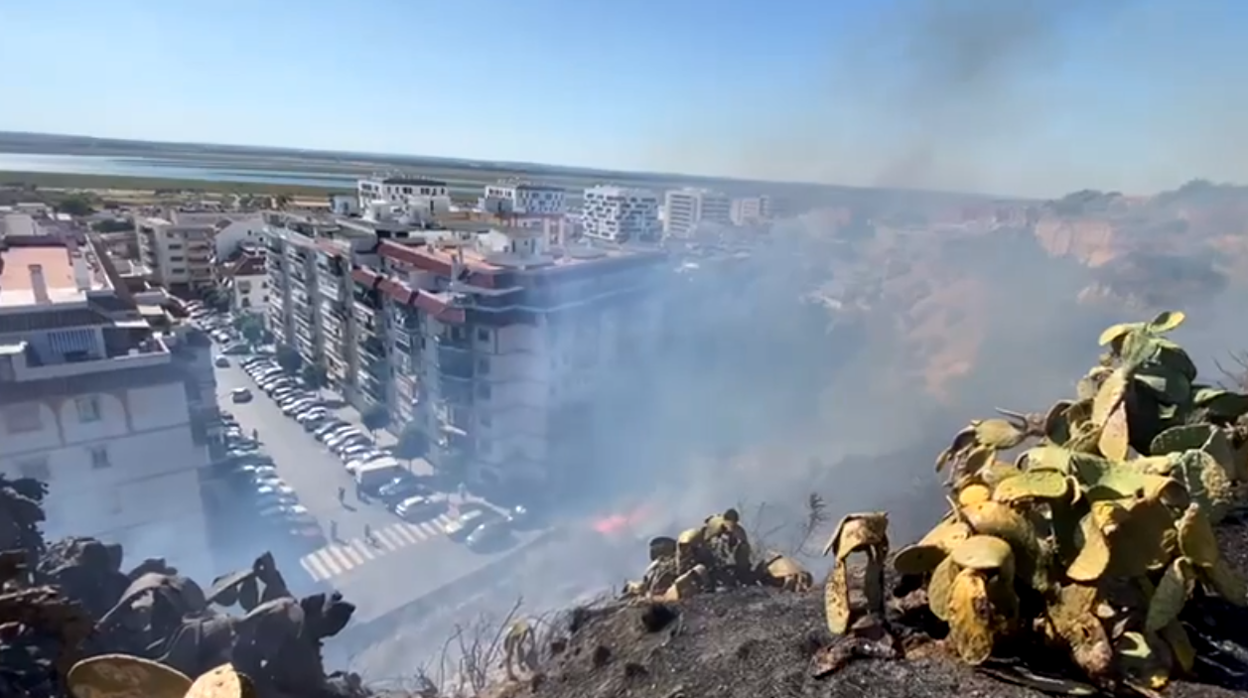 Bomberos de Huelva trabajan para sofocar un incendio en el Conquero