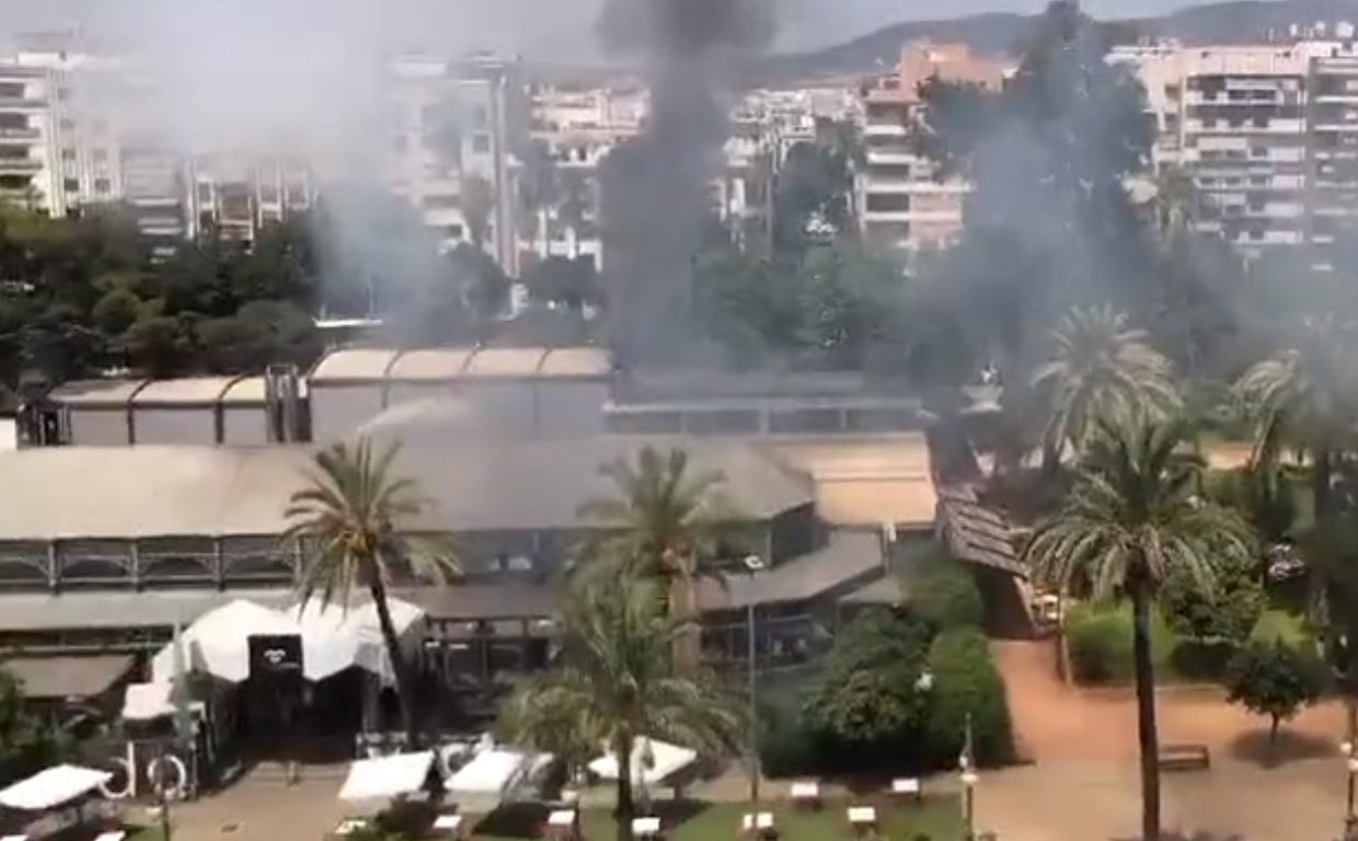 Columnas de humo durante el incendio en el Mercado Victoria