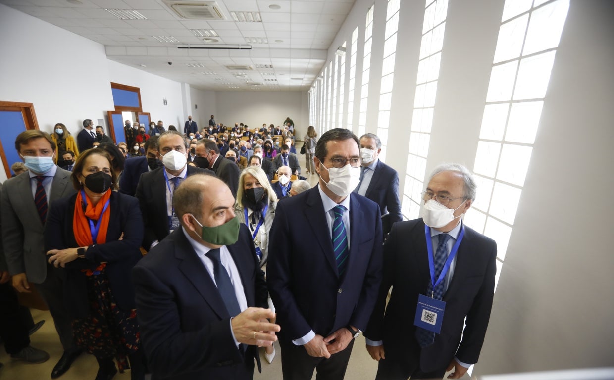 El presidente de la CEOE, en el centro, durante una visita a Córdoba