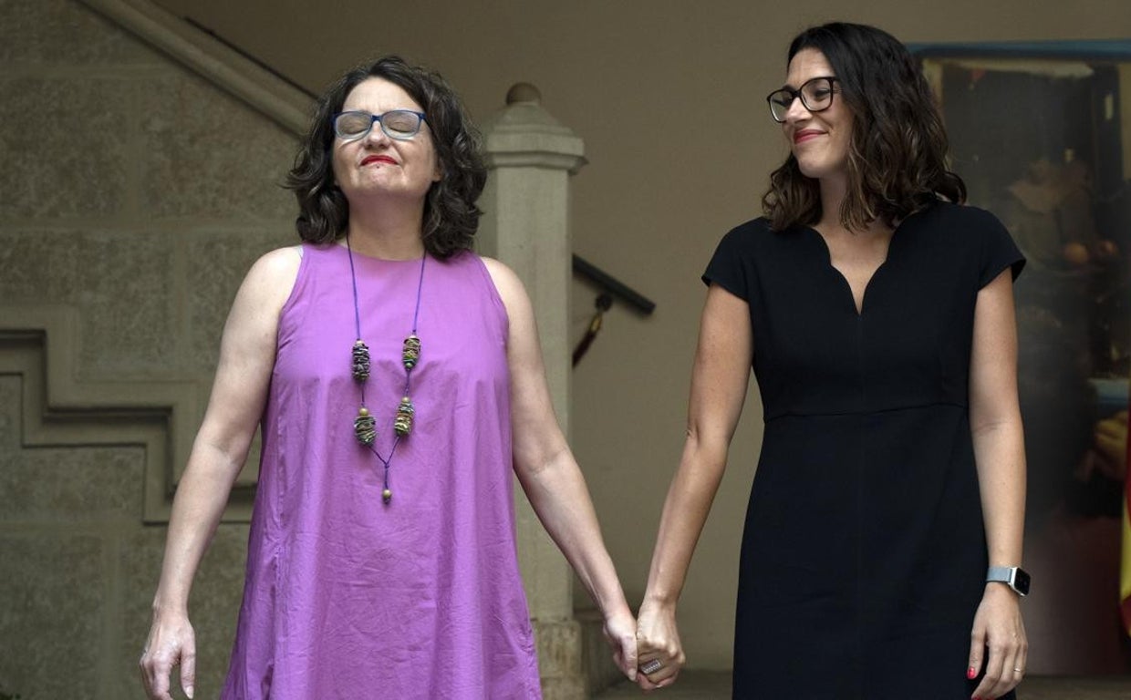 Imagen de Mónica Oltra y su sucesora, Aitana Mas