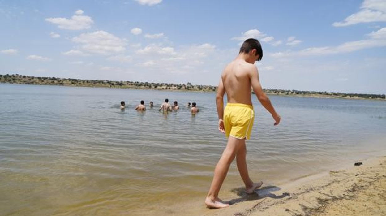 Salud mantiene la prohibición del baño en la playa del embalse de La Colada en Córdoba