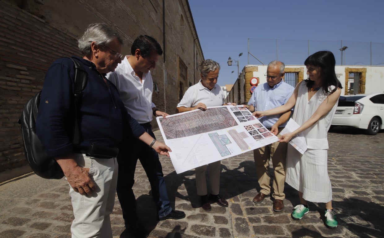 El alcalde y Fuentes con los autores del proyecto