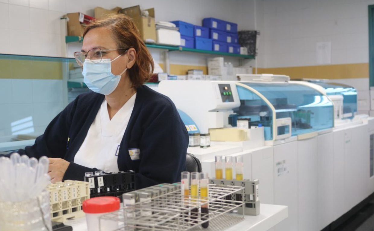 Sanitaria analiza muestra en un centro del Servicio Canario de Salud