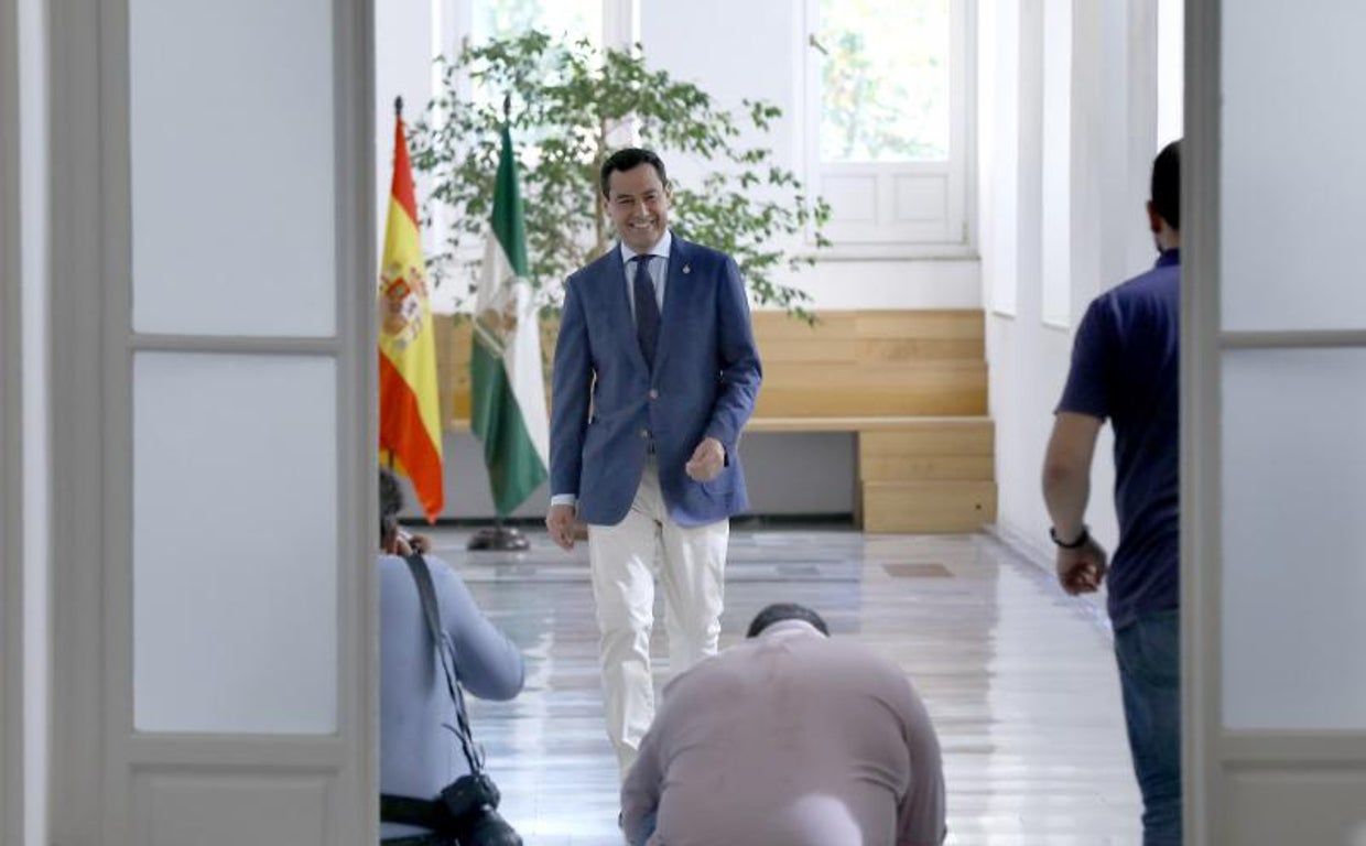 El presidente de la Junta, Juanma Moreno, en los pasillos de San Telmo