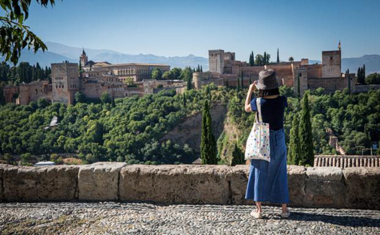 Turista en un mirador a la Alhambra
