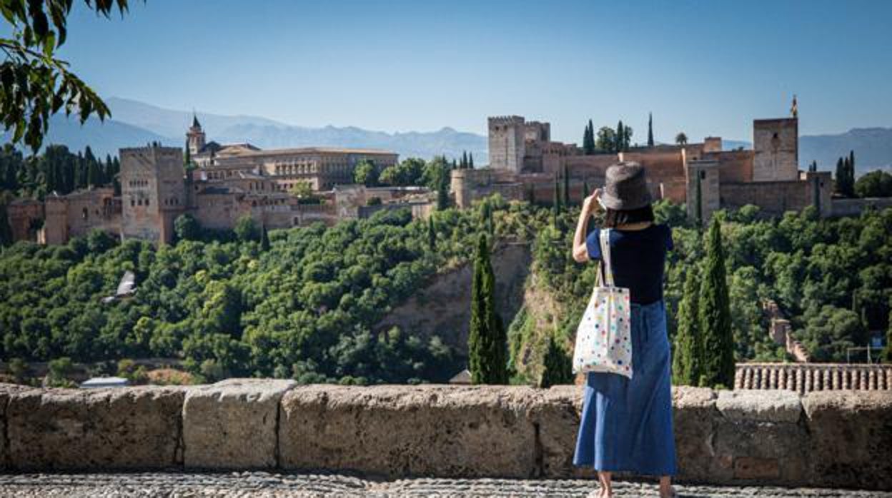 Granada también quiere implementar la tasa turística a pesar de las reticencias de los hosteleros