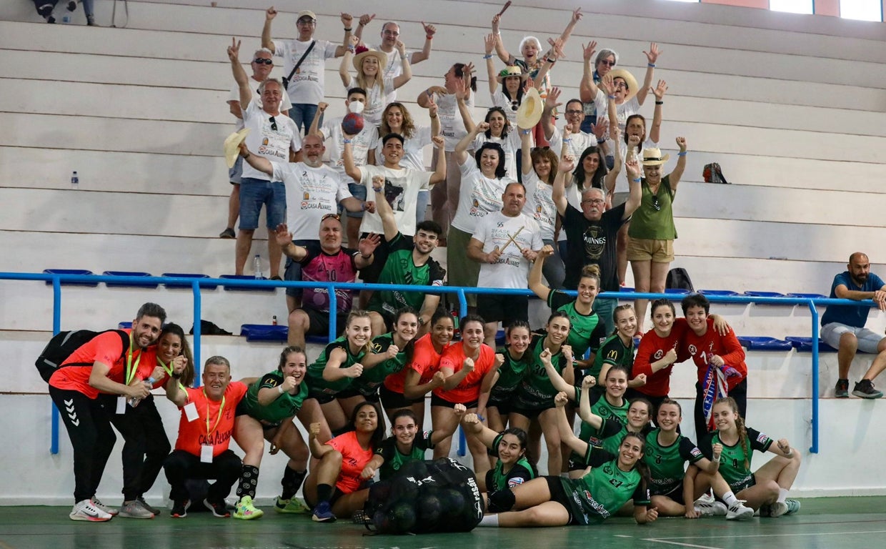 Las jugadoras celebran el ascenso en Sanlúcar la Mayor
