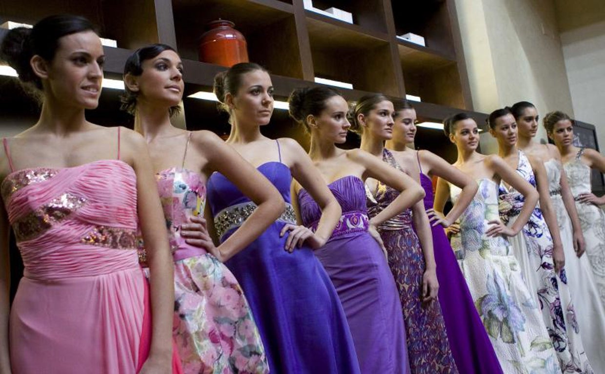 Jóvenes en un concurso de belleza femenino