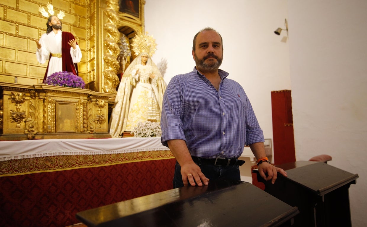 Francisco Figueroba, ante el Señor de la Oración en el Huerto y la Virgen de la Candelaria, en San Francisco