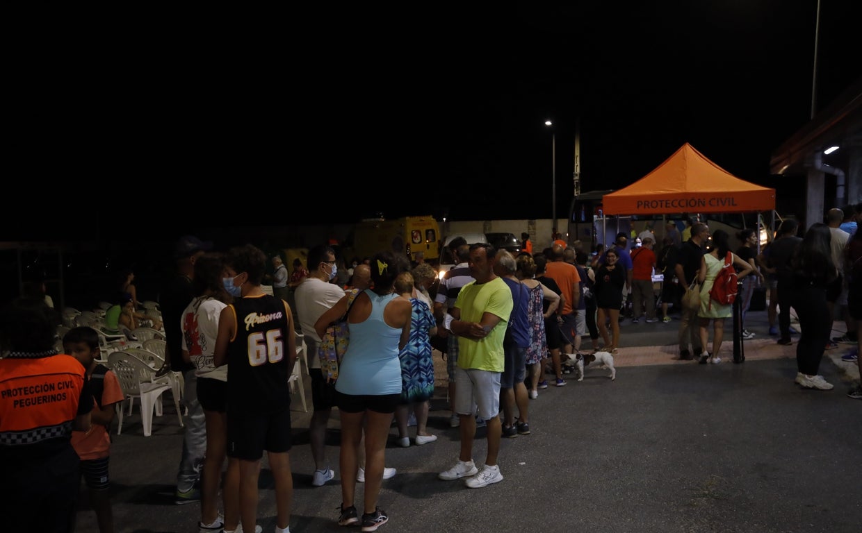 Vecinos de Hoyo de Pinares, momentos antes de ser evacuados