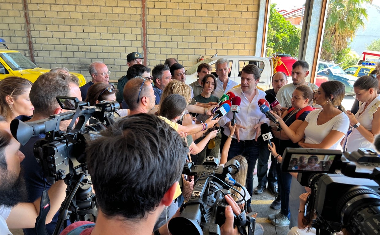 El presidente de la Junta visita el puesto de mando en el incendio de Cebreros (Ávila)