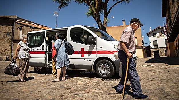 Cruz Roja ayuda en la vuelta a casa a los vecinos de Monsagro