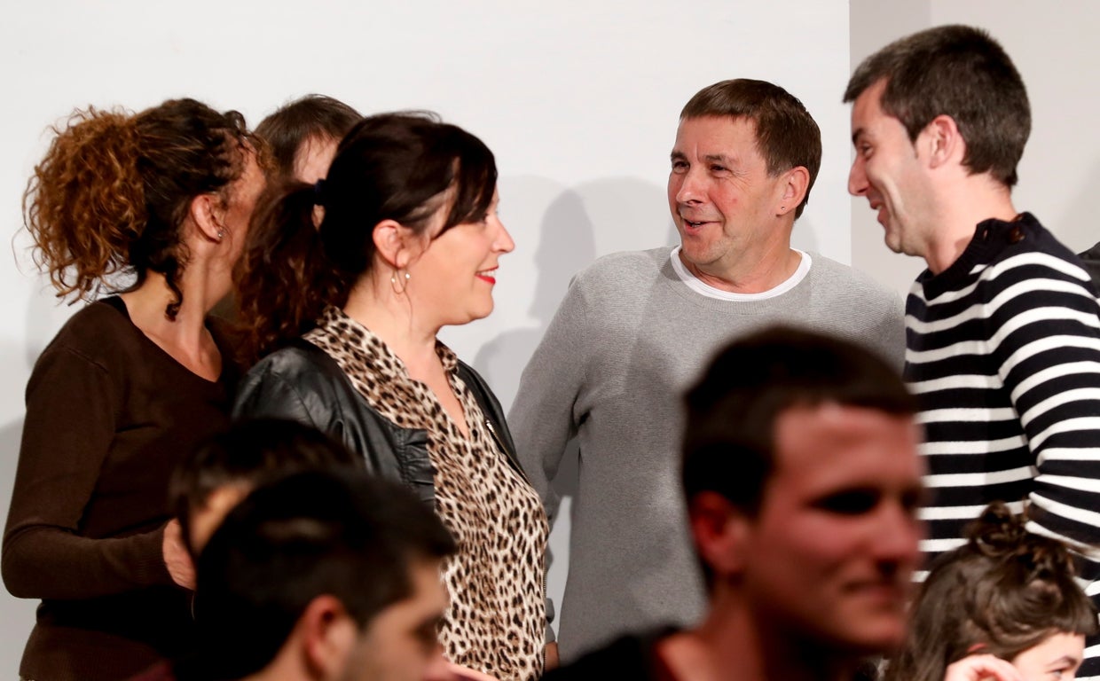 Arnaldo Otegi y Arkaitz Rodríguez, líderes de Bildu y Sortu, en un acto con jóvenes abertzales en 2019