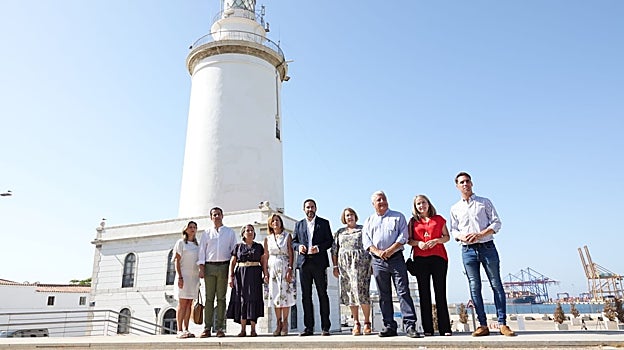 Pérez, junto a varios ediles socialistas este martes en Málaga