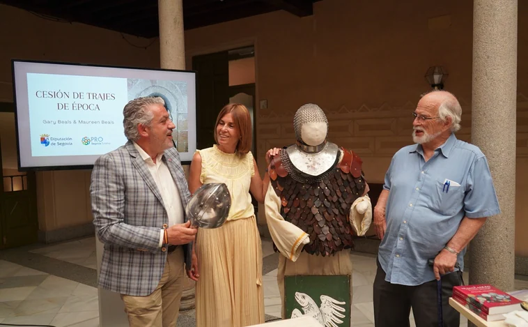 Un particular cede a la Diputación de Segovia un fondo de más de 200 trajes y otros elementos de la época romana y medieval