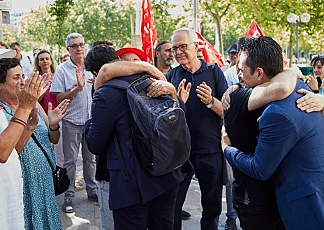 Imagen secundaria 1 - Varias imágenes de la concentración de ayer