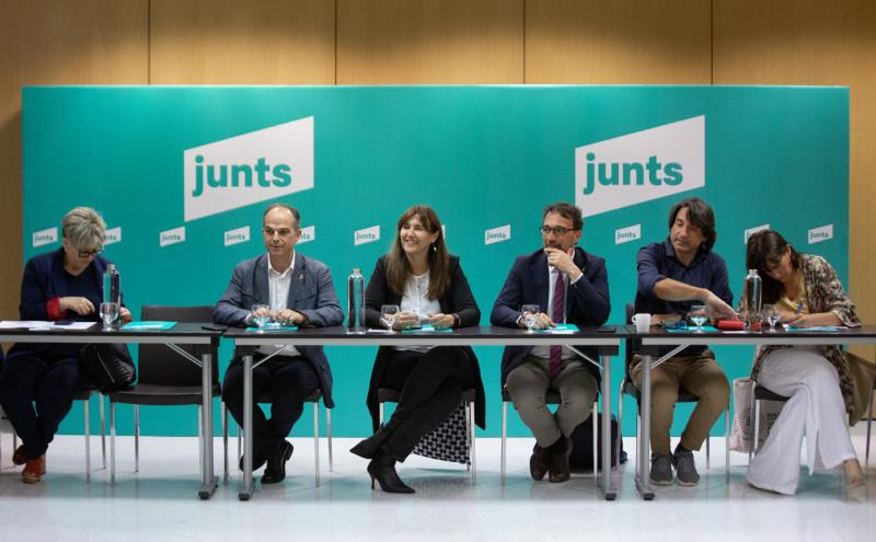 Francesc de Dalmases, segundo por la derecha, en una reunión de la dirección de Junts, en junio de 2022